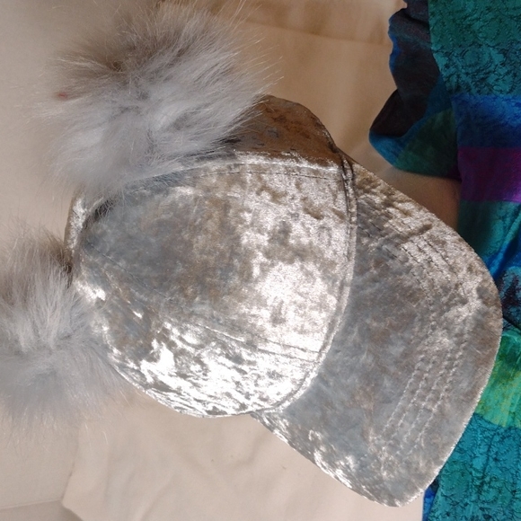 Crushed velvet baseball cap with 2 faux fur pom poms - Picture 2 of 5